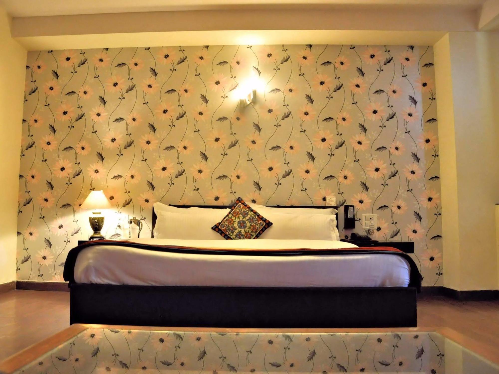 Hotel Pr Residency Amritsar Oda fotoğraf